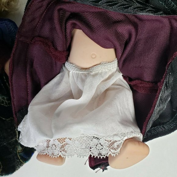 La Rose Vintage Porcelain Xmas Caroller Dolls Open Mouth Set of 3 One sleeping - Picture 7 of 8